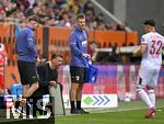 04.10.2025, Fussball 1. Bundesliga 2025/2026, 6.Spieltag, FC Augsburg - VfL Wolfsburg, in der WWK-Arena Augsburg.
 Trainer Sandro Wagner (FC Augsburg) zeigt Fabian Rieder (FC Augsburg) die Taktiktafel

