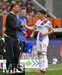 04.10.2025, Fussball 1. Bundesliga 2025/2026, 6.Spieltag, FC Augsburg - VfL Wolfsburg, in der WWK-Arena Augsburg. v.l. Trainer Sandro Wagner (FC Augsburg) mit Fabian Rieder (FC Augsburg) 
 

