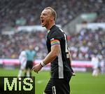 04.10.2025, Fussball 1. Bundesliga 2025/2026, 6.Spieltag, FC Augsburg - VfL Wolfsburg, in der WWK-Arena Augsburg. Maximilian Arnold (Wolfsburg) unzufrieden
 

