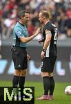 04.10.2025, Fussball 1. Bundesliga 2025/2026, 6.Spieltag, FC Augsburg - VfL Wolfsburg, in der WWK-Arena Augsburg. Schiedsrichter Benjamin Brand (Deutschland) und Maximilian Arnold (Wolfsburg) reden miteinander.
 


