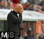 04.10.2025, Fussball 1. Bundesliga 2025/2026, 6.Spieltag, FC Augsburg - VfL Wolfsburg, in der WWK-Arena Augsburg. Trainer Paul Simonis (Wolfsburg) schlgt die Hand vors Gesicht.
 

