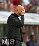 04.10.2025, Fussball 1. Bundesliga 2025/2026, 6.Spieltag, FC Augsburg - VfL Wolfsburg, in der WWK-Arena Augsburg. Trainer Paul Simonis (Wolfsburg) schlgt die Hand vors Gesicht.
 

