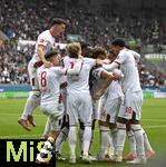 04.10.2025, Fussball 1. Bundesliga 2025/2026, 6.Spieltag, FC Augsburg - VfL Wolfsburg, in der WWK-Arena Augsburg. Mert Kmr (FC Augsburg) jubelt mit seinen Teamkollegen.
 

