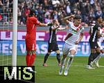 04.10.2025, Fussball 1. Bundesliga 2025/2026, 6.Spieltag, FC Augsburg - VfL Wolfsburg, in der WWK-Arena Augsburg. Mert Kmr (FC Augsburg) jubelt ber das 2:0 gegen Torwart Kamil Grabara (Wolfsburg) 
 

