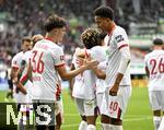 04.10.2025, Fussball 1. Bundesliga 2025/2026, 6.Spieltag, FC Augsburg - VfL Wolfsburg, in der WWK-Arena Augsburg. Mert Kmr (FC Augsburg) jubelt mit Noahkai Dominic Banks (FC Augsburg) 
 

