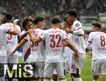 04.10.2025, Fussball 1. Bundesliga 2025/2026, 6.Spieltag, FC Augsburg - VfL Wolfsburg, in der WWK-Arena Augsburg. Mert Kmr (FC Augsburg) jubelt mit Noahkai Dominic Banks (FC Augsburg) 
 

