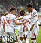 04.10.2025, Fussball 1. Bundesliga 2025/2026, 6.Spieltag, FC Augsburg - VfL Wolfsburg, in der WWK-Arena Augsburg.
 v.l. Mert Kmr (FC Augsburg) und Noahkai Dominic Banks (FC Augsburg) jubeln.


