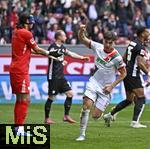 04.10.2025, Fussball 1. Bundesliga 2025/2026, 6.Spieltag, FC Augsburg - VfL Wolfsburg, in der WWK-Arena Augsburg.
  Mert Kmr (FC Augsburg) jubelt. Torwart Kamil Grabara (Wolfsburg) ist geschlagen.

