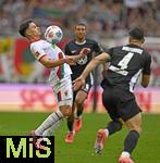 04.10.2025, Fussball 1. Bundesliga 2025/2026, 6.Spieltag, FC Augsburg - VfL Wolfsburg, in der WWK-Arena Augsburg. Fabian Rieder (FC Augsburg) am Ball.
 

