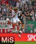 04.10.2025, Fussball 1. Bundesliga 2025/2026, 6.Spieltag, FC Augsburg - VfL Wolfsburg, in der WWK-Arena Augsburg.
 v.l. Iris Chrislain Aurel Matisma (FC Augsburg) gegen Vini Souza (Wolfsburg) 

