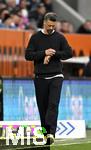 04.10.2025, Fussball 1. Bundesliga 2025/2026, 6.Spieltag, FC Augsburg - VfL Wolfsburg, in der WWK-Arena Augsburg. Trainer Sandro Wagner (FC Augsburg) schaut auf die Uhr.
 

