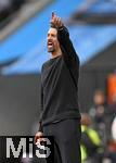 04.10.2025, Fussball 1. Bundesliga 2025/2026, 6.Spieltag, FC Augsburg - VfL Wolfsburg, in der WWK-Arena Augsburg. Trainer Sandro Wagner (FC Augsburg) gestikuliert
 

