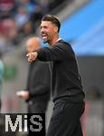 04.10.2025, Fussball 1. Bundesliga 2025/2026, 6.Spieltag, FC Augsburg - VfL Wolfsburg, in der WWK-Arena Augsburg. Trainer Sandro Wagner (FC Augsburg) gestikuliert
 

