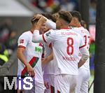 04.10.2025, Fussball 1. Bundesliga 2025/2026, 6.Spieltag, FC Augsburg - VfL Wolfsburg, in der WWK-Arena Augsburg. Jubeltraube der Augsburger Spieler.
 

