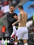 04.10.2025, Fussball 1. Bundesliga 2025/2026, 6.Spieltag, FC Augsburg - VfL Wolfsburg, in der WWK-Arena Augsburg. Cedric Adrian Zesiger (FC Augsburg) kurz vor seiner Einwechslung.
 

