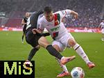 04.10.2025, Fussball 1. Bundesliga 2025/2026, 6.Spieltag, FC Augsburg - VfL Wolfsburg, in der WWK-Arena Augsburg. v.l. Mohamed Amoura (Wolfsburg) gegen Elvis Rexhbecaj (FC Augsburg) 
 

