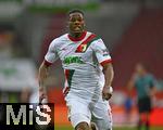 04.10.2025, Fussball 1. Bundesliga 2025/2026, 6.Spieltag, FC Augsburg - VfL Wolfsburg, in der WWK-Arena Augsburg. Samuel Emmanuel Essende Mbongu (FC Augsburg) spurtet.
 

