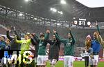 04.10.2025, Fussball 1. Bundesliga 2025/2026, 6.Spieltag, FC Augsburg - VfL Wolfsburg, in der WWK-Arena Augsburg. LaOla der Augsburger Spieler v.l. Torwart Finn Dahmen (FC Augsburg), Samuel Emmanuel Essende Mbongu (FC Augsburg), Andre Hahn (FC Augsburg),  Fabian Rieder (FC Augsburg) , Elias Saad (FC Augsburg) und Philipp Tietz (FC Augsburg) 

