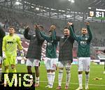 04.10.2025, Fussball 1. Bundesliga 2025/2026, 6.Spieltag, FC Augsburg - VfL Wolfsburg, in der WWK-Arena Augsburg. LaOla der Augsburger Spieler v.l. Torwart Finn Dahmen (FC Augsburg), Samuel Emmanuel Essende Mbongu (FC Augsburg), Andre Hahn (FC Augsburg),  Fabian Rieder (FC Augsburg) 
 und Elias Saad (FC Augsburg) 

