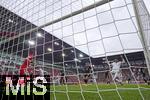 04.10.2025, Fussball 1. Bundesliga 2025/2026, 6.Spieltag, FC Augsburg - VfL Wolfsburg, in der WWK-Arena Augsburg. Torschuss durch Noahkai Dominic Banks (re, FC Augsburg), hier trifft er zum 1:0, Torwart Kamil Grabara (Wolfsburg) kann nur hinterherschauen.
 

