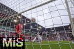 04.10.2025, Fussball 1. Bundesliga 2025/2026, 6.Spieltag, FC Augsburg - VfL Wolfsburg, in der WWK-Arena Augsburg. Torschuss durch Noahkai Dominic Banks (FC Augsburg), hier trifft er zum 1:0, Torwart Kamil Grabara (Wolfsburg) kann nur hinterherschauen.
 


