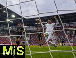 04.10.2025, Fussball 1. Bundesliga 2025/2026, 6.Spieltag, FC Augsburg - VfL Wolfsburg, in der WWK-Arena Augsburg. Tor zum 1:0 von Noahkai Dominic Banks (re, FC Augsburg) 