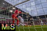 04.10.2025, Fussball 1. Bundesliga 2025/2026, 6.Spieltag, FC Augsburg - VfL Wolfsburg, in der WWK-Arena Augsburg. li: Torwart Kamil Grabara (Wolfsburg) frustriert nach dem Tor zum 1:0 von Noahkai Dominic Banks (mitte, FC Augsburg) 