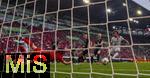 04.10.2025, Fussball 1. Bundesliga 2025/2026, 6.Spieltag, FC Augsburg - VfL Wolfsburg, in der WWK-Arena Augsburg. li: Torwart Kamil Grabara (Wolfsburg) hechtet dem Ball nach, re: Han-Noah Massengo (FC Augsburg) 