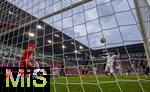 04.10.2025, Fussball 1. Bundesliga 2025/2026, 6.Spieltag, FC Augsburg - VfL Wolfsburg, in der WWK-Arena Augsburg. li: Torwart Kamil Grabara (Wolfsburg) ohne Chance beim Tor zum 1:0 von Noahkai Dominic Banks (re, FC Augsburg) 