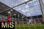 04.10.2025, Fussball 1. Bundesliga 2025/2026, 6.Spieltag, FC Augsburg - VfL Wolfsburg, in der WWK-Arena Augsburg. li: Torwart Kamil Grabara (Wolfsburg) ohne Chance beim Tor zum 1:0 von Noahkai Dominic Banks (re, FC Augsburg) 
