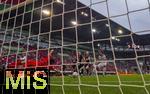 04.10.2025, Fussball 1. Bundesliga 2025/2026, 6.Spieltag, FC Augsburg - VfL Wolfsburg, in der WWK-Arena Augsburg. li: Torwart Kamil Grabara (Wolfsburg) hechtet dem Ball nach, re: Han-Noah Massengo (FC Augsburg) 