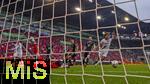 04.10.2025, Fussball 1. Bundesliga 2025/2026, 6.Spieltag, FC Augsburg - VfL Wolfsburg, in der WWK-Arena Augsburg. li: Torwart Kamil Grabara (Wolfsburg) hechtet dem Ball nach, re: Han-Noah Massengo (FC Augsburg) 