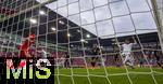 04.10.2025, Fussball 1. Bundesliga 2025/2026, 6.Spieltag, FC Augsburg - VfL Wolfsburg, in der WWK-Arena Augsburg. li: Torwart Kamil Grabara (Wolfsburg) ohne Chance beim Tor zum 1:0 von Noahkai Dominic Banks (re, FC Augsburg) 