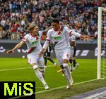 04.10.2025, Fussball 1. Bundesliga 2025/2026, 6.Spieltag, FC Augsburg - VfL Wolfsburg, in der WWK-Arena Augsburg. Torjubel Noahkai Dominic Banks (re, FC Augsburg).  Kristjan Jakic (FC Augsburg), 