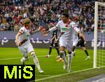 04.10.2025, Fussball 1. Bundesliga 2025/2026, 6.Spieltag, FC Augsburg - VfL Wolfsburg, in der WWK-Arena Augsburg. Torjubel Noahkai Dominic Banks (re, FC Augsburg).  Kristjan Jakic (FC Augsburg), 