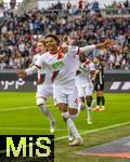 04.10.2025, Fussball 1. Bundesliga 2025/2026, 6.Spieltag, FC Augsburg - VfL Wolfsburg, in der WWK-Arena Augsburg. Torjubel Noahkai Dominic Banks (FC Augsburg).  Kristjan Jakic (FC Augsburg), 