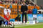 04.10.2025, Fussball 1. Bundesliga 2025/2026, 6.Spieltag, FC Augsburg - VfL Wolfsburg, in der WWK-Arena Augsburg. Trainer Sandro Wagner (FC Augsburg) schwebt nahezu ber dem Boden an der Seitenlinie.