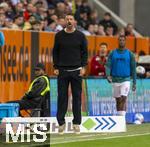04.10.2025, Fussball 1. Bundesliga 2025/2026, 6.Spieltag, FC Augsburg - VfL Wolfsburg, in der WWK-Arena Augsburg. Trainer Sandro Wagner (FC Augsburg) schwebt nahezu ber dem Boden an der Seitenlinie.