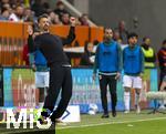 04.10.2025, Fussball 1. Bundesliga 2025/2026, 6.Spieltag, FC Augsburg - VfL Wolfsburg, in der WWK-Arena Augsburg. Trainer Sandro Wagner (FC Augsburg) spielt an der Seitenlinie fast krperlich selber mit.