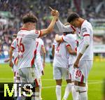 04.10.2025, Fussball 1. Bundesliga 2025/2026, 6.Spieltag, FC Augsburg - VfL Wolfsburg, in der WWK-Arena Augsburg. Torjubel v.li: Mert Kmr (FC Augsburg) mit Noahkai Dominic Banks (FC Augsburg) 