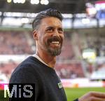 04.10.2025, Fussball 1. Bundesliga 2025/2026, 6.Spieltag, FC Augsburg - VfL Wolfsburg, in der WWK-Arena Augsburg. Trainer Sandro Wagner (FC Augsburg) gut gelaunt.