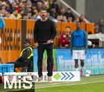04.10.2025, Fussball 1. Bundesliga 2025/2026, 6.Spieltag, FC Augsburg - VfL Wolfsburg, in der WWK-Arena Augsburg. Trainer Sandro Wagner (FC Augsburg) schwebt nahezu ber dem Boden an der Seitenlinie.