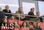 04.10.2025, Fussball 1. Bundesliga 2025/2026, 6.Spieltag, FC Augsburg - VfL Wolfsburg, in der WWK-Arena Augsburg. Vereinsfhrung des FC Augsburg auf der Tribne, v.li: Sportdirektor Benni Benjamin Weber (FC Augsburg) Geschftsfhrer Michael Strll (FC Augsburg) , Prsident Markus Krapf (FC Augsburg), 