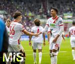 04.10.2025, Fussball 1. Bundesliga 2025/2026, 6.Spieltag, FC Augsburg - VfL Wolfsburg, in der WWK-Arena Augsburg. Torjubel v.li: Mert Kmr (FC Augsburg) mit Noahkai Dominic Banks (FC Augsburg) 