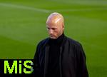 04.10.2025, Fussball 1. Bundesliga 2025/2026, 6.Spieltag, FC Augsburg - VfL Wolfsburg, in der WWK-Arena Augsburg. Trainer Paul Simonis (Wolfsburg) nachdenklich  