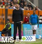 04.10.2025, Fussball 1. Bundesliga 2025/2026, 6.Spieltag, FC Augsburg - VfL Wolfsburg, in der WWK-Arena Augsburg. Trainer Sandro Wagner (FC Augsburg) schwebt nahezu ber dem Boden an der Seitenlinie.