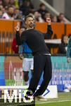 04.10.2025, Fussball 1. Bundesliga 2025/2026, 6.Spieltag, FC Augsburg - VfL Wolfsburg, in der WWK-Arena Augsburg. Trainer Sandro Wagner (FC Augsburg) spielt an der Seitenlinie fast krperlich selber mit.