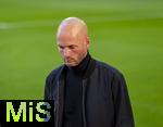 04.10.2025, Fussball 1. Bundesliga 2025/2026, 6.Spieltag, FC Augsburg - VfL Wolfsburg, in der WWK-Arena Augsburg. Trainer Paul Simonis (Wolfsburg) nachdenklich 