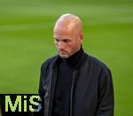04.10.2025, Fussball 1. Bundesliga 2025/2026, 6.Spieltag, FC Augsburg - VfL Wolfsburg, in der WWK-Arena Augsburg. Trainer Paul Simonis (Wolfsburg) nachdenklich 
