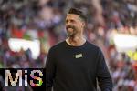 04.10.2025, Fussball 1. Bundesliga 2025/2026, 6.Spieltag, FC Augsburg - VfL Wolfsburg, in der WWK-Arena Augsburg. Trainer Sandro Wagner (FC Augsburg) gut gelaunt.